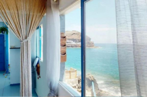 La casa con terraza privada sobre el mar
